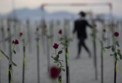 Rosas en la playa de Copacabana (Río de Janeiro, Brasil) en honor a las 500.000 muertes por covid-19 y para protestar contra el presidente brasileño Jair Bolsonaro y su gestión de la pandemia.