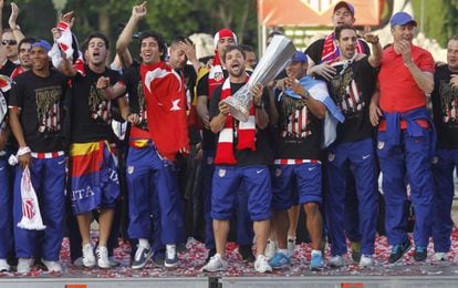 Los jugadores del Atlético de Madrid celebran en la plaza de Neptuno la victoria en la final.