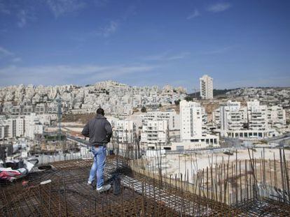 Un hombre trabaja en un edificio de apartamentos en construcci&oacute;n en el asentamiento jud&iacute;o de Har Homa, en Cisjordania, el pasado octubre. 