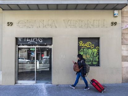 La fachada de la Granja Vendrell de Barcelona sin las letras 'art déco'