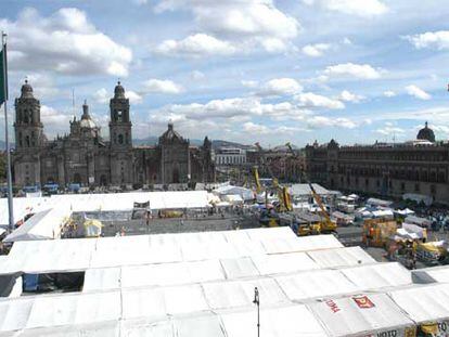 Seguidores de López Obrador toman posiciones en la plaza del Zócalo de la ciudad de México para la convención nacional del sábado.