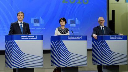 El vicepresidente de la Comisi&oacute;n Europea, Valdis Dombrovskis (i), la comisaria de Empleo, Marianne Thyssen (c), y el de Asuntos Econ&oacute;micos, Pierre Moscovici (d).