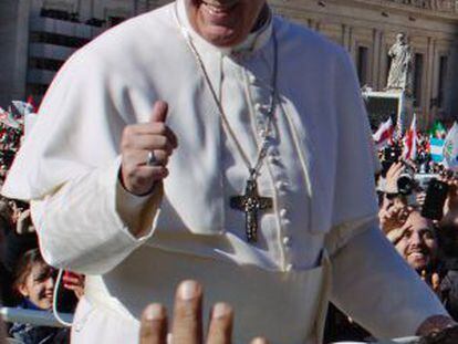El papa Bergoglio, saludando a los fieles, pulgar en alto, a su llegada a la misa solemne de inicio de su pontificado.