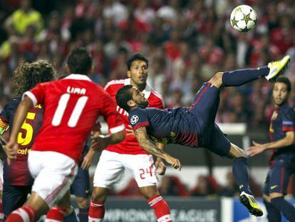 Alves, en un remate acrob&aacute;tico ante el Benfica