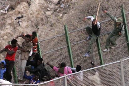 <b>A palos y a pedradas.</b> Así evitaron los agentes marroquíes, en el lado español de la valla y ante la mirada de la Guardia Civil, que 400 subsaharianos entraran en Melilla el 18 de junio. La ONG Prodein difundió un vídeo con las agresiones, donde denunciaba la violencia empleada por los policías africanos en la frontera. "Tenemos indicios creíbles del asesinato de cuatro personas", afirmó el colectivo, que presentó una demanda también por las devoluciones en caliente. La querella fue aceptada a trámite por el Juzgado de Instrucción número 2 de la ciudad, que imputó por prevaricación al coronel jefe de la Guardia Civil y máximo mando de la Comandancia del enclave español. El magistrado lo citó a declarar el 3 de octubre tras considerarlo supuesto responsable de derogar "de facto" los tratados internacionales y la legislación nacional en materia de extranjería en los dispositivos policiales desplegados el 18 de junio y 13 de agosto, cuando dos grupos de subsaharianos fueron retornados a Marruecos tras saltar la valla.