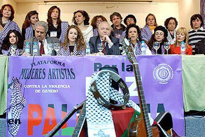 Miguel Ángel Moratinos y Cristina del Valle (en el centro), con los participantes en la presentación del Viaje por la Paz en Palestina, organizado por la Plataforma de Mujeres Artistas Contra la Violencia de Género.