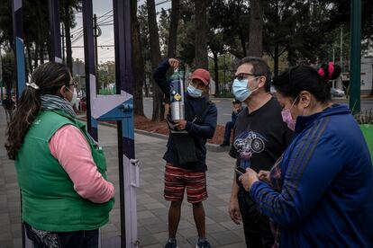 Un grupo de personas pide un turno para recargar sus tanques en el módulo de la delación Benito Juárez.
