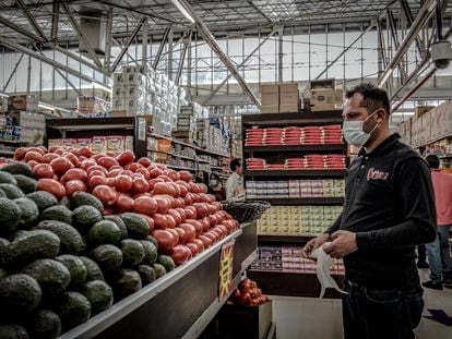 Consumidores compran alimentos en un supermercado de la Colonia Roma, en Ciudad de México.