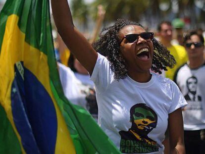 Seguidora de Jair Bolsonaro en la playa de Copacabana, Río de Janeiro, el 21 de octubre de 2018.