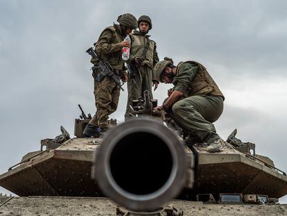 Soldados israelíes sobre un tanque el pasado lunes.