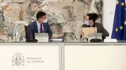 El presidente del Gobierno, Pedro Sánchez, conversa con el vicepresidente segundo, Pablo Iglesias, durante la reunión del Consejo de Ministros, este martes en el Palacio de la Moncloa, en Madrid.