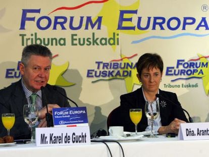 El comisario europeo Karel de Gucht junto a la consejera vasca Arantza Tapia.
