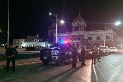 Policías resguardan los alrededores del Ayuntamiento de Guaymas, en el Estado mexicano de Sonora.