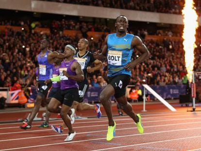 Bolt, a la derecha, cruza la l&iacute;nea por delante de Rodgers en la final de los 100m.