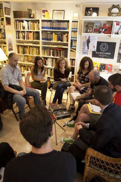 Una tertulia en la librería Pequod de Gràcia