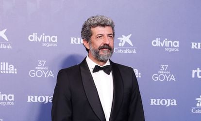 El realizador Alberto Rodríguez a su llegada a la XXXVII edición de los Premios Goya que se celebra este sábado en el Palacio de Congresos y Exposiciones FIBES de Sevilla.
