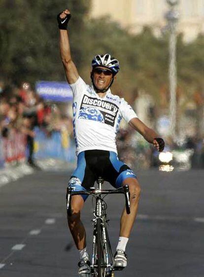 Contador cruza ganador la meta del Paseo de los Ingleses de Niza.