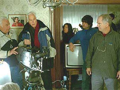 Federico Luppi, de pie en el centro, con otros miembros del equipo en el rodaje de <i>Pasos.</i>