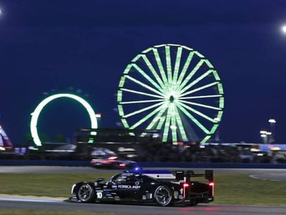 Fernando Alonso conduce su Cadillac DPi durante las 24 horas de Daytona 2019.