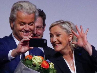 El ultraderechista holandés  Geert Wilders y la francesa Marine Le Pen se toman un selfie en 2017. 