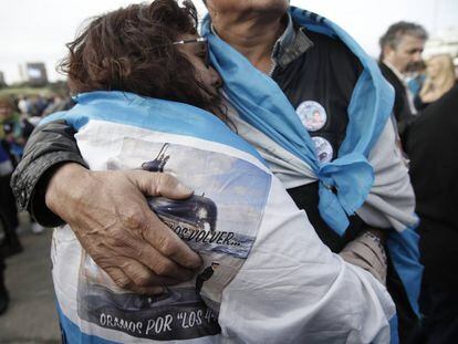 Familiares de los 44 tripulantes del ARA San Juan se abrazan en el acto de homenaje al cumplirse un año de su desaparición.
