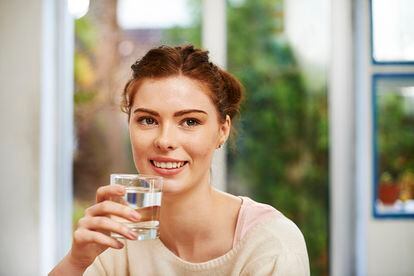 Beber agua mineral natural nos calma y nos sacia, pero también contribuye a tomar minerales que el cuerpo no produce y que complementan a la perfección una dieta equilibrada.