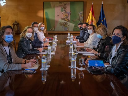 Reunión, ayer, del Gobierno y el PP en el Congreso. A la izquierda, desde el primer plano hasta el fondo, Teresa Ribera, Nadia Calviño, Félix Bolaños y Yolanda Díaz. A la derecha, Elvira Rodríguez, Cuca Gamarra, Guillermo Mariscal y Mario Garcés.