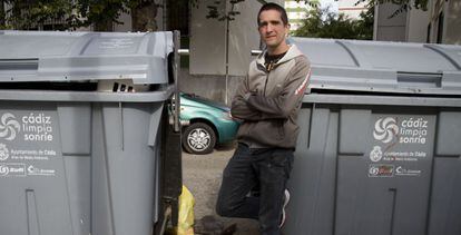 Jesús Pardel se ofrece a sacar basura por 50 céntimos.