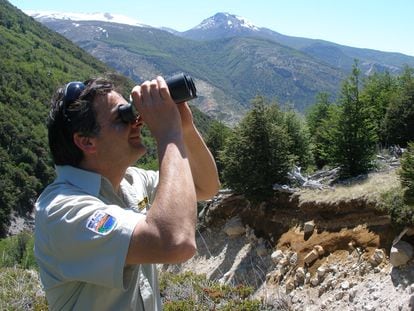 Un guardaparques utiliza sus binoculares en Laguna Atravesada, un área protegida cerca de Coyhaique.