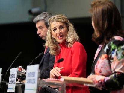 La vicepresidenta segunda del Gobierno y ministra de Trabajo y Economía Social, Yolanda Díaz, en el centro, junto a su homólogo italiano, Andrea Orlando, y su homóloga portuguesa, Ana Mendes, este jueves en Madrid.