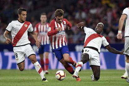 Griezmann protege el balón ante Advíncula y Trejo.