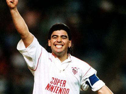 Maradona, con la camiseta del Sevilla. 