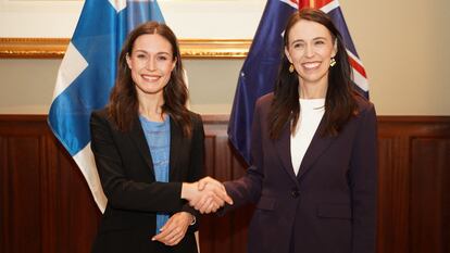 Finland's Prime Minister Sanna Marin (L) shakes hands with New Zealand's Prime Minister Jacinda Ardern during a bilateral meeting in Auckland, New Zealand, on November 30, 2022. (Photo by Diego OPATOWSKI / AFP)
