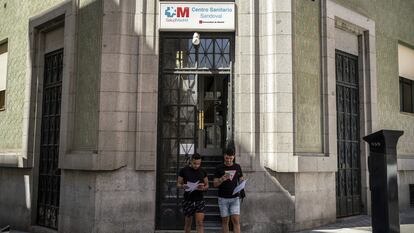 Dos usuarios salen del centro Sandoval el pasado jueves.