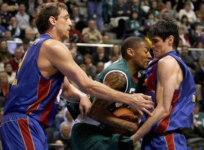 Los jugadores del Barça y el Unicaja luchan por el balón