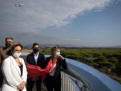 Ada Colau y Yolanda Díaz en el mirador de La Ricarda donde el Gobierno quería ampliar el aeropuerto el pasado mes de septiembre. junto al alcalde del Prat Lluis Mijoler y el director del Centre de Recerca Ecologica i Aplicacions Forestals (CREAF), Joan Pino.