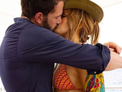 Jennifer Lopez ha compartido en Instagram la imagen que confirma la relación.