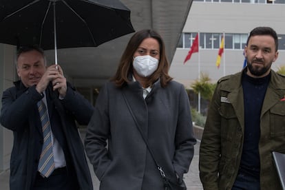 La alcaldesa de Arroyomolinos, Ana Millán, sale de los juzgados de Navalcarnero.