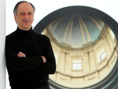 Javier Ria&ntilde;o, este jueves en la sala Rekalde, en Bilbao, ante uno de los cuadros de la exposici&oacute;n.