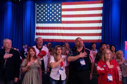 Un grupo de asistentes recita el juramento a la bandera de Estados Unidos, durante el segundo día de actividades de la CPAC 2023. 