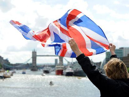 Uno de los partidarios del &#039;brexit&#039;, ondeando la bandera de Reino Unido. 