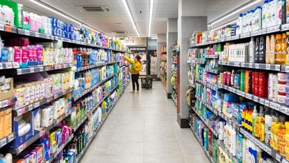 Productos de marca blanca en el supermercado DIA de la calle Raimundo Fernández Villaverde de Madrid.