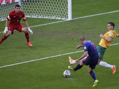 Robben dispara para marcar el primero de Holanda.