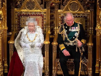 Isabel II atiende la ceremonia de apertura de sesiones del Parlamento británico en 2019, acompañada de su hijo Carlos de Inglaterra.