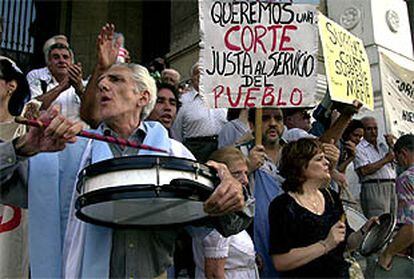 Protesta contra el <b></b><i>corralito</i> frente al Tribunal Supremo en Buenos Aires.