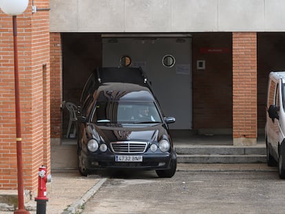 Vista de un coche fúnebre en la residencia de mayores Francisco de Vitoria, de Alcalá de Henares (Madrid), este lunes.