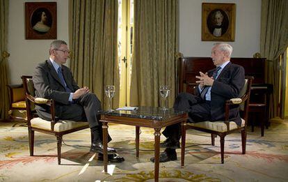 El alcalde de Madrid, Alberto Ruiz-Gallardón, charla con el premio Nobel, Mario Vargas Llosa.