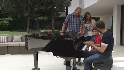 El cantante Pablo Alborán (al piano), con Bertín Osborne y su familia.