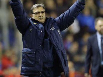 Martino protesta una jugada durante el partido ante el Levante