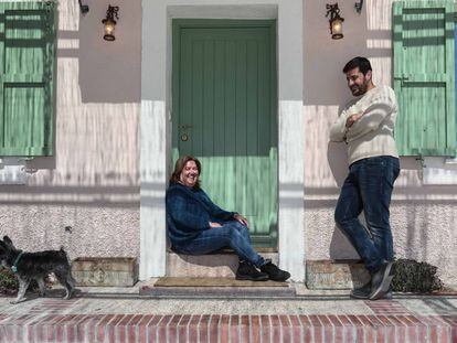 Soledad Montero y Pablo López, socios de la cooperativa madrileña La Corriente, en la casa de Mari Luz Sandino.